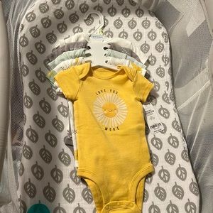NWT Carter’s 0-3 month onesie 5 pack